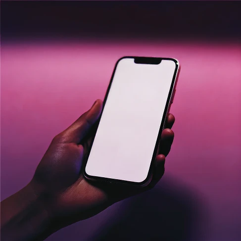 Рука со смартфоном на розово-фиолетовом фоне